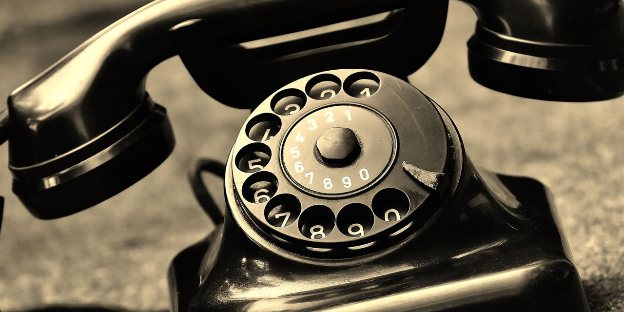 Ein altes Telefon aus Bakelit. Quelle: https://pixabay.com/de/telefon-alt-baujahr-1955-bakelit-1644317/